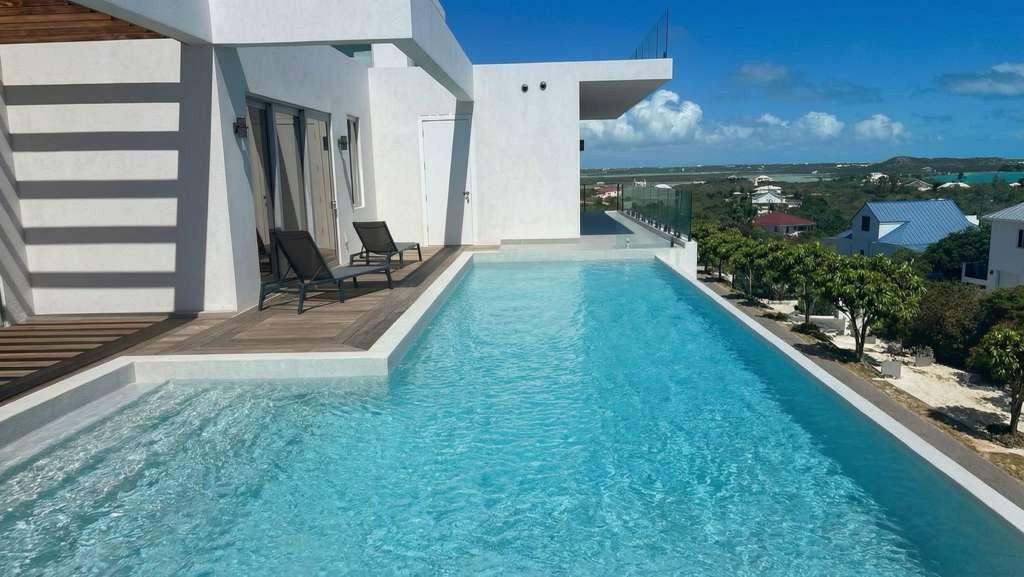 Infinity pool and deck with views over Turtle Tail